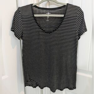 Black and white striped v neck short sleeve T-shirt